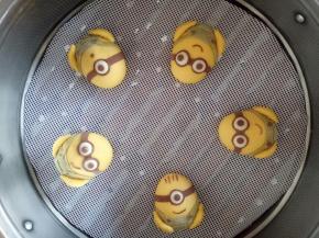 放入蒸屉室温发酵20分钟左右，开水上锅蒸10-15分钟后关火闷5分钟左右