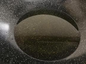 锅里放末过虾子的油，烧至七分热，加一点点盐