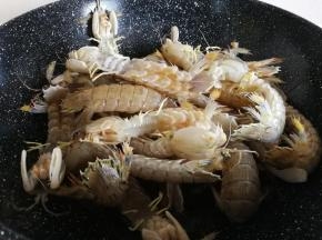 倒入皮皮虾