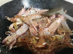 炸至虾子变红