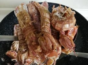 用漏勺沥干油