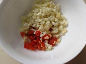 尖辣椒切碎和蒜泥放在一起