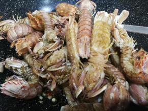 倒入皮皮虾翻炒一下