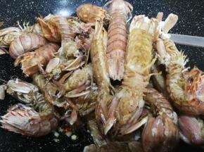 倒入皮皮虾翻炒一下