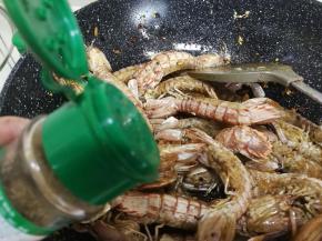 倒入适量的椒盐，装盘