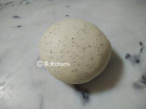 把1克的黑芝麻碎拌入主材料中，揉成光滑面团。