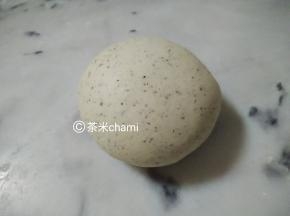 把1克的黑芝麻碎拌入主材料中，揉成光滑面团。