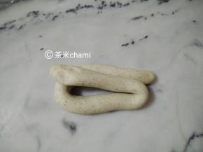 排气的手法，搓成长条后，对折，再搓成长条。
如此来回搓长条对折，3到5次即可。