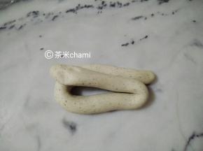 排气的手法，搓成长条后，对折，再搓成长条。
如此来回搓长条对折，3到5次即可。