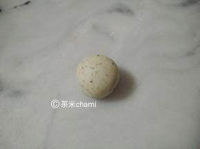 排好气后，分成每个剂子12克的面团，揉成圆形。