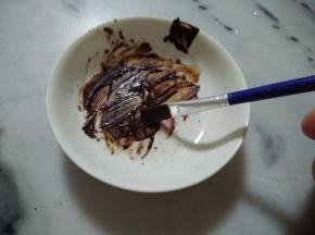 调成不易流动的稠状。