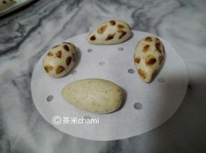 随意的刷点点。
夏天室温发酵50分钟，冬天烤箱30度发酵60分钟。蒸十分钟。