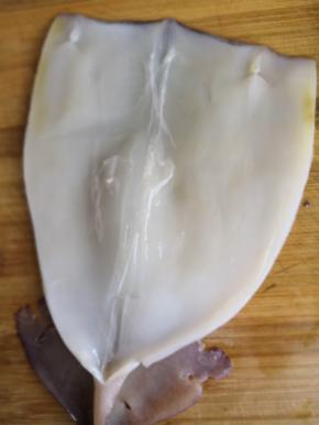 鱿鱼去除内脏，清洗干净。只用鱿鱼的身子做馅儿，头部不要。头部和须子部分有点硬不易煮烂，可以单独烤着吃或者炒着吃。