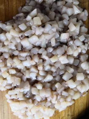 把鱿鱼身子用切成细小的块儿，放一旁备用