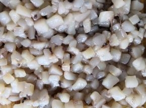 把鱿鱼身子用切成细小的块儿，放一旁备用