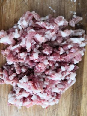 猪肉也切成小块儿备用，肥瘦比例是3：7