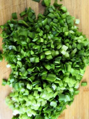 韭菜洗净空干水份切碎备用