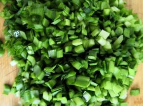 韭菜洗净空干水份切碎备用
