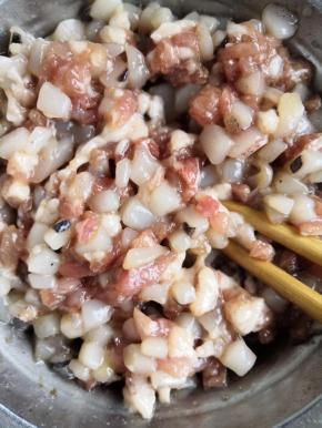 再把肉块儿和鱿鱼块儿搅拌均匀，放冰箱冷藏一个小时