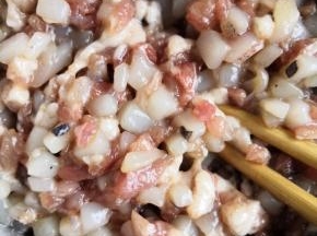 再把肉块儿和鱿鱼块儿搅拌均匀，放冰箱冷藏一个小时