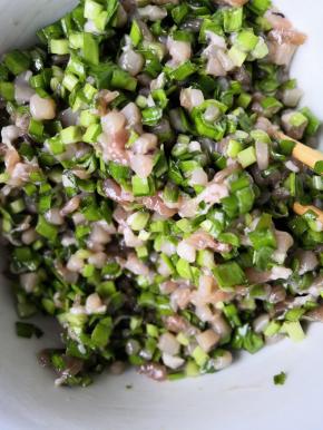 最后跟韭菜搅拌均匀即可