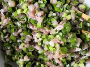 最后跟韭菜搅拌均匀即可
