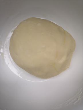 面和好后，醒三十分钟。分成大小适中是的挤子，擀皮放馅儿，把饺子全部包好