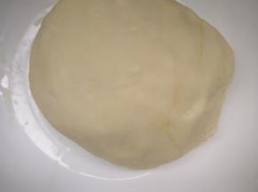面和好后，醒三十分钟。分成大小适中是的挤子，擀皮放馅儿，把饺子全部包好