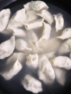 开水下锅八分钟，待饺子煮熟后即可出锅
