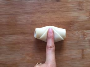 然后用手在中间向下压