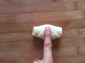 然后用手在中间向下压