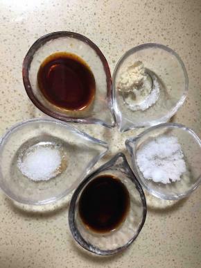 调味料一览，喜欢吃辣的友友，可以加点小米辣或者大蒜碎。