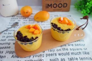 撒上芒果颗粒和蜜豆，