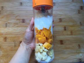 全部切成小颗粒，放入水果机，倒入酸奶