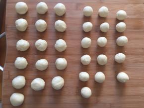 油皮和油酥松弛好后，平均分成16等份