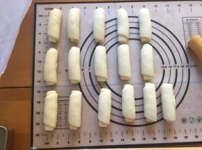 依次做完16个，盖上保鲜膜静置15分钟