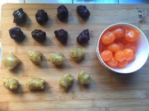 在松弛面的时间，先把内陷做好，红豆沙和白莲蓉分成25克一个