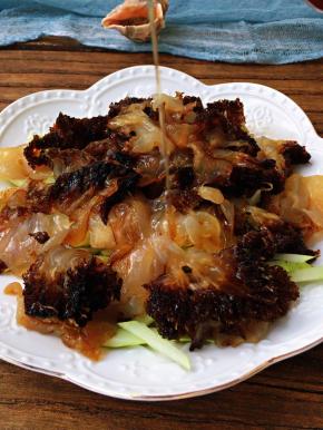 黄瓜丝铺底，码放上蜇头，浇上调味汁，淋上香油。