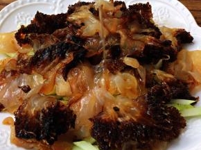 黄瓜丝铺底，码放上蜇头，浇上调味汁，淋上香油。
