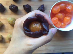 压扁，将蛋黄包住