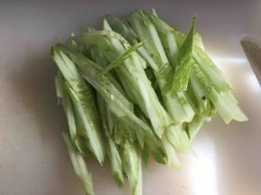 黄瓜切丝。