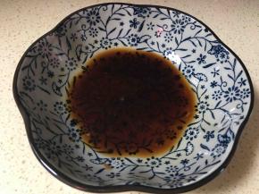 调味料加入碗中搅拌至溶化，调匀备用。