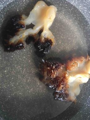 水温七十度，加入蜇头，焯烫至蜇头打卷捞出。