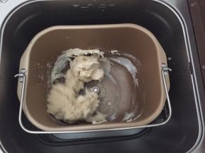 现在做油皮，将水油皮全部材料放入面包机中搅拌20分钟