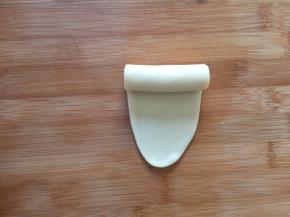 继续擀成牛舌状，从上向下卷起