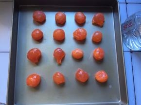 咸蛋黄解冻以后，沾一圈白酒放入烤箱180度烤5分钟