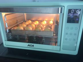 放入预热好的烤箱，200度，上下火，30分钟，上色后立即盖上锡纸哦