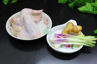 准备食材：鸡翅、生姜、红头葱、豉油、胡椒粉