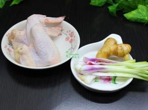 准备食材：鸡翅、生姜、红头葱、豉油、胡椒粉