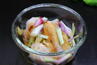 鸡翅洗净，沥干水。生姜洗净，切丝，红头葱洗净切段，放入酱油、胡椒粉一起按摩一小会